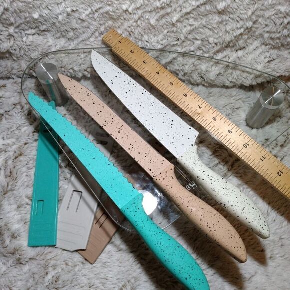 3 Tomodachi knives and a lemon squeezer - Picture 5 of 11